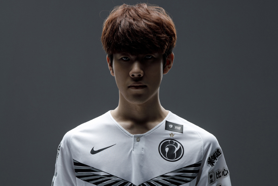 T1 击败 Invictus Gaming 晋级 2025 年全球总决赛小组赛