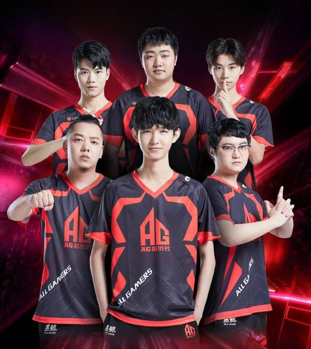 Top Esports 四名玩家跳下并爆炸。 Tarzan 的命运是杀死四个人并击溃 Anyone's Legend 红蓝以赢得第一场比赛。