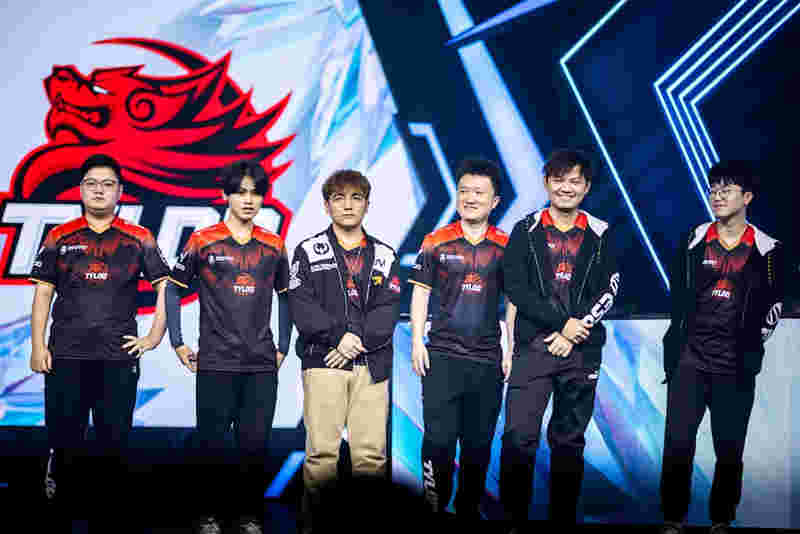 LPL A组资格赛： Weibo Gaming 和 Bilibili Gaming 进入了 Team WE 的巅峰组，经过加赛战胜了 EDward Gaming 以保持机会